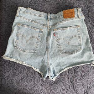 Super High Rise Levi's Shorts - Size 31